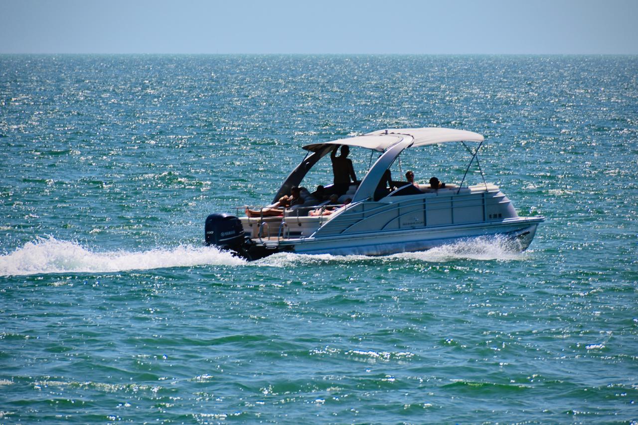 Pontoon boat